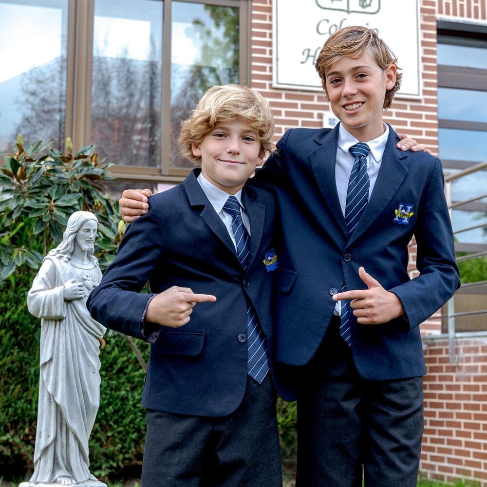 Alumnos de Highlands School El Encinar en el campus del colegio en La Moraleja