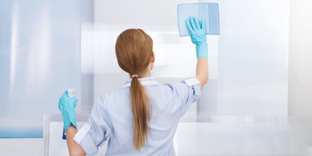 Empleada de hogar realizando limpieza en vivienda de La Moraleja Madrid