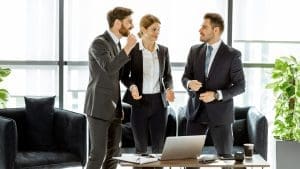 Gestores de patrimonio en La Moraleja reunidos con cliente para asesoramiento financiero y banca privada premium