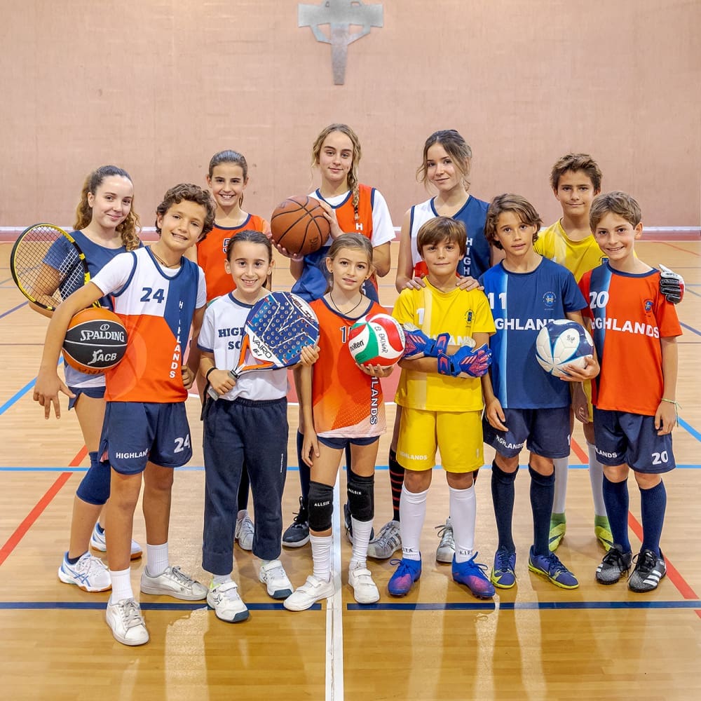 Alumnos de educación secundaria en colegio privado de La Moraleja durante actividad deportiva escolar
