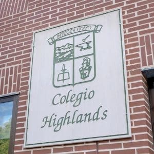 Placa exterior del Colegio Highlands El Encinar en La Moraleja uno de los mejores colegios de educación secundaria de la moraleja, el soto y el encinar