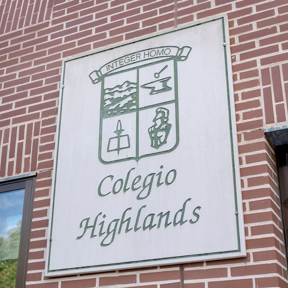 Placa exterior del Colegio Highlands El Encinar en La Moraleja uno de los mejores colegios de educación secundaria de la moraleja, el soto y el encinar